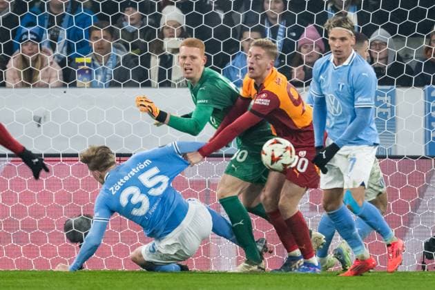 241212 Nils Zätterström, goalkeeper Joakim Persson and Jens Stryger Larsen of Malmö FF compete for the ball with Metehan Baltaci of Galatasaray during the UEFA Europa League football match between Malmö FF and Galatasaray on December 12, 2024 in Malmö. Photo: Petter Arvidson BILDBYRAN kod PA PA0940 fotboll football soccer fotball uefa europa league europa league malmö ff galatasaray bbeng Copyright: PETTERxARVIDSON BB241212PA124