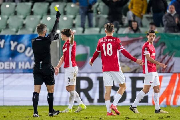 2024-12-12 Ludogorets v AZ Alkmaar - UEFA Europa League 2024 25 League Phase MD6 RAZGRAD, BULGARIA - DECEMBER 12: Referee Kristo Tohver shows a yellow card to David Moller Wolfe of AZ during a UEFA Europa League 2024 25 League Phase MD6 match between Ludogorets and AZ Alkmaar at Huvepharma Arena on December 12, 2024 in Razgrad, Bulgaria. Razgrad Huvepharma Arena Bulgaria Content not available for redistribution in The Netherlands directly or indirectly through any third parties. Copyright: xEdxvanxdexPolx