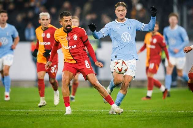 MALMÖ, SWEDEN 20241212 Galatasaray s Kerem Demirbay (left) and Malmo s Sergio Pena during the UEFA Europa League soccer match between Malmo FF and Galatasaray SK at Malmo New Stadium in Malmo, Sweden, on Dec. 12, 2024. MALMÖ SWEDEN x10600x