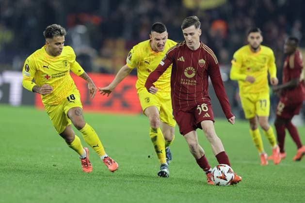 Romaâ??s Belgian midfielder Alexis Saelemaekers challenges for the ball with Bragaâ??s Uruguayan midfielder Rodrigo Zalazar during UEFA Europa League phase match day 6 match between AS Roma vs Sporting Braga at Olimpico stadium on December 12, 2024 in Rome, Italy.  Copyright: xAntonioxBalasco IPAxSportx xipa-agency.netx xx IPA_52347218 IPA_Agency_IPA52347218