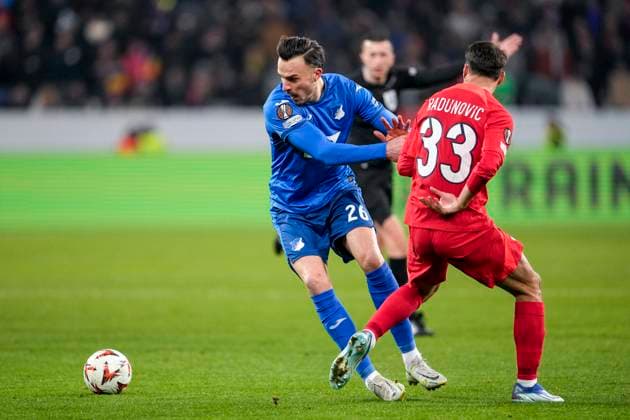 v.li.: Haris Tabakovic (Hoffenheim, 26), Risto Radunovic (FCSB Bukarest, 33), Zweikampf, Spielszene, Duell, duel, tackle, tackling, Dynamik, Action, Aktion, 12.12.2024, Sinsheim (Deutschland), Fussball, UEFA Europa League, Gruppenphase, TSG 1899 Hoffenheim - FCSB Bukarest, REGULATIONS PROHIBIT ANY USE OF PHOTOGRAPHS AS IMAGE SEQUENCES AND OR QUASI-VIDEO.