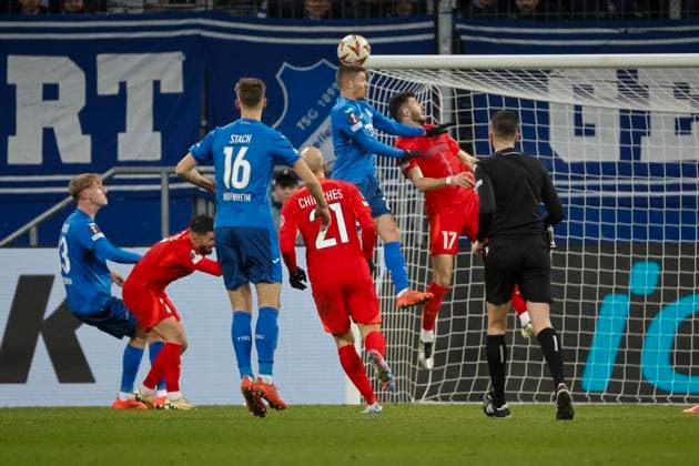 Andrej Kramaric (TSG Hoffenheim, 27) und Mihai Popescu (FCSB Bukarest, 17) beim Kopfballduell , Fussball, UEFA Europa League, 6. Spieltag, 2024 2025, TSG Hoffenheim vs. FCSB Bukarest, 12.12.2024, Rhein-Neckar-Arena, Sinsheim, Deutschland Sinsheim Rhein-Neckar-Arena Baden-Württemberg Deutschland Copyright: xGrantxHubbsx