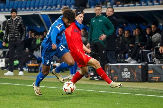 Kevin Akpoguma (TSG Hoffenheim, 25) und Darius Olaru (FCSB Bukarest, 27) im Zweikampf , Fussball, UEFA Europa League, 6. Spieltag, 2024 2025, TSG Hoffenheim vs. FCSB Bukarest, 12.12.2024, Rhein-Neckar-Arena, Sinsheim, Deutschland Sinsheim Rhein-Neckar-Arena Baden-Württemberg Deutschland Copyright: xGrantxHubbsx