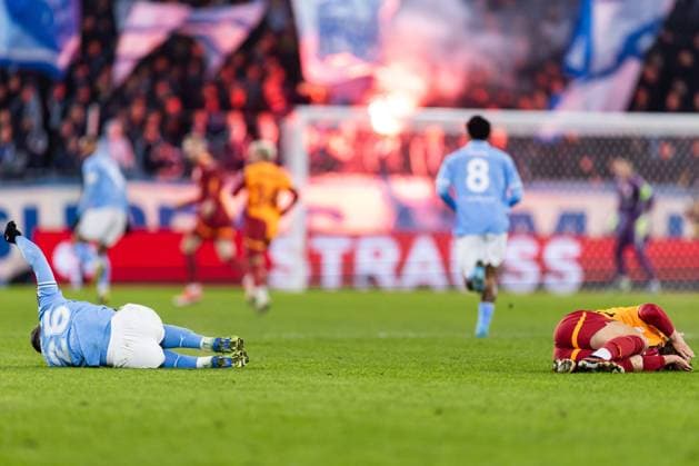 241212 Gabriel Busanello of Malmö FF and Yunus Akgun of Galatasaray in pain during the UEFA Europa League football match between Malmö FF and Galatasaray on December 12, 2024 in Malmö. Photo: Jonas Ljungdahl BILDBYRAN COP 144 PA0940 fotboll football soccer fotball uefa europa league europa league malmö ff galatasaray bbeng Copyright: JONASxLJUNGDAHL BB241212JO019