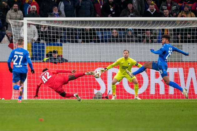 v.li.: Andrej Kramaric (Hoffenheim, 27), Baba Alhassan (FCSB Bukarest, 42), Oliver Baumann (Torwart, Hoffenheim, 1), Kevin Akpoguma (Hoffenheim, 25), Aktion, Action, Spielszene, im Strafraum, Strafraumszene, Torschuss, Schuss aufs Tor, Torchance, Chance, 12.12.2024, Sinsheim (Deutschland), Fussball, UEFA Europa League, Gruppenphase, TSG 1899 Hoffenheim - FCSB Bukarest, REGULATIONS PROHIBIT ANY USE OF PHOTOGRAPHS AS IMAGE SEQUENCES AND OR QUASI-VIDEO.