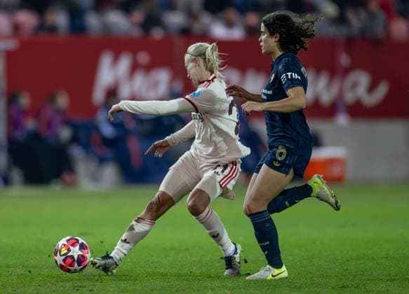Pernille Harder (FC Bayern Muenchen Frauen, 21) erwehrt sich Martina Rosucci (Juventus Turin, 8). GER, FC Bayern Muenchen vs. Juventus FC, Fussball, UEFA Womans Champions League, Gruppe C, 5. Spieltag, Saison 2024 2025, 12.12.2024. GER, FC Bayern Muenchen vs. Juventus FC, Fussball, UEFA Womans Champions League, Gruppe C, 5. Spieltag, Saison 2024 2025, 12.12.2024. Muenchen Copyright: xEibner-Pressefoto HeikexFeinerx EP_HFR