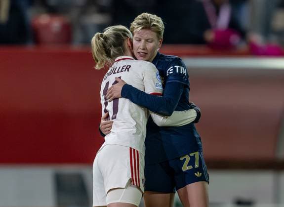Umarmung von Lea Schueller (FC Bayern Muenchen Frauen, 11) und Paulina Krumbiegel (Juventus Turin, 27) nach Abpfiff der Partie. GER, FC Bayern Muenchen vs. Juventus FC, Fussball, UEFA Womans Champions League, Gruppe C, 5. Spieltag, Saison 2024 2025, 12.12.2024. GER, FC Bayern Muenchen vs. Juventus FC, Fussball, UEFA Womans Champions League, Gruppe C, 5. Spieltag, Saison 2024 2025, 12.12.2024. Muenchen Copyright: xEibner-Pressefoto HeikexFeinerx EP_HFR