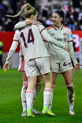 Spielerinnen des FC Bayern mit Torjubel, Jubel, Torjubel, Torerfolg, celebrate the goal, goal, celebration, Jubel ueber das Tor zum 4:0 durch Alara SEHITLER (FC Bayern München, FCB, 14), optimistisch, Action, Aktion, 12.12.2024, München (Deutschland), Fussball, UEFA Womens Champions League, Gruppe C, FC Bayern München - Juventus Turin