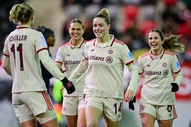 Spielerinnen des FC Bayern mit Torjubel, Jubel, Torjubel, Torerfolg, celebrate the goal, goal, celebration, Jubel ueber das Tor zum 4:0 durch Alara SEHITLER (FC Bayern München, FCB, 14), optimistisch, Action, Aktion, 12.12.2024, München (Deutschland), Fussball, UEFA Womens Champions League, Gruppe C, FC Bayern München - Juventus Turin