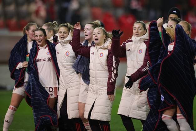 GER, München, FC Bayern München vs Juventus Turin, Women s Champions League, Fussball, UEFA, Spielzeit 2024 2025, FC Bayern Campus, 5. Spieltag, im Bild: FC Bayern München Frauen jubeln nach dem Spiel mit den Fans DFB DFL REGULATIONS PROHIBIT ANY USE OF PHOTOGRAPHS AS IMAGE SEQUENCES AND OR QUASI-VIDEO, 02.12.2024, Copyright: HMBxMedia HendrikxHamelau