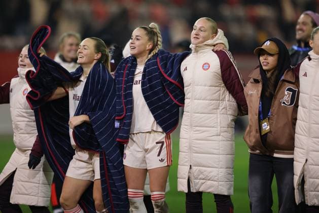 GER, München, FC Bayern München vs Juventus Turin, Women s Champions League, Fussball, UEFA, Spielzeit 2024 2025, FC Bayern Campus, 5. Spieltag, im Bild: FC Bayern München Frauen jubeln nach dem Spiel mit den Fans DFB DFL REGULATIONS PROHIBIT ANY USE OF PHOTOGRAPHS AS IMAGE SEQUENCES AND OR QUASI-VIDEO, 02.12.2024, Copyright: HMBxMedia HendrikxHamelau