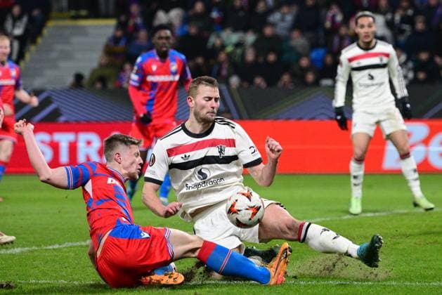 Lukas Cerv of Plzen, left, and Matthijs de Ligt of Manchester in action during the football Europa League 6th round match Viktoria Plzen vs Manchester United, ManU in Pilsen, Czech Republic, December 12, 2024. (CTKxPhoto MichalxKamaryt) CTKPhotoP2024121207912  CTKPhotoP2024121207912