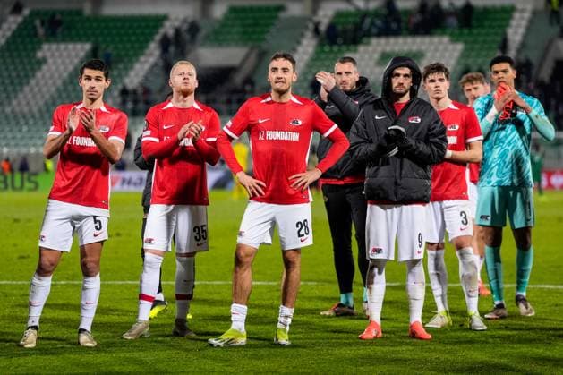2024-12-12 Ludogorets v AZ Alkmaar - UEFA Europa League 2024 25 League Phase MD6 RAZGRAD, BULGARIA - DECEMBER 12: Alexandre Penetra of AZ, Mexx Meerdink of AZ, Jordy Clasie of AZ, Troy Parrott of AZ, Wouter Goes of AZ, Goalkeeper Rome-Jayden Owuso-Oduro of AZ thanking fans for their support during a UEFA Europa League 2024 25 League Phase MD6 match between Ludogorets and AZ Alkmaar at Huvepharma Arena on December 12, 2024 in Razgrad, Bulgaria. Razgrad Huvepharma Arena Bulgaria Content not available for redistribution in The Netherlands directly or indirectly through any third parties. Copyright: xEdxvanxdexPolx