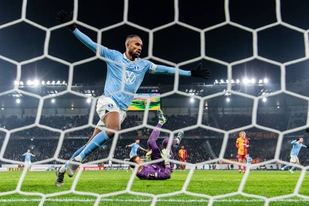 241212 Isaac Kiese Thelin of Malmö FF celebrate the 2-2 goal by Sergio Pena of Malmö FF (not pictured) during the UEFA Europa League football match between Malmö FF and Galatasaray on December 12, 2024 in Malmö. Photo: Petter Arvidson BILDBYRAN kod PA PA0940 fotboll football soccer fotball uefa europa league europa league malmö ff galatasaray bbeng jubel Copyright: PETTERxARVIDSON BB241212PA170