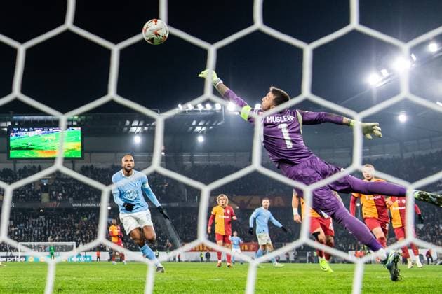 241212 Isaac Kiese Thelin of Malmö FF looks on as goalkeeper Fernando Muslera of Galatasaray let in the 2-2 goal by Sergio Pena of Malmö FF (not pictured) during the UEFA Europa League football match between Malmö FF and Galatasaray on December 12, 2024 in Malmö. Photo: Petter Arvidson BILDBYRAN kod PA PA0940 fotboll football soccer fotball uefa europa league europa league malmö ff galatasaray bbeng Copyright: PETTERxARVIDSON BB241212PA171