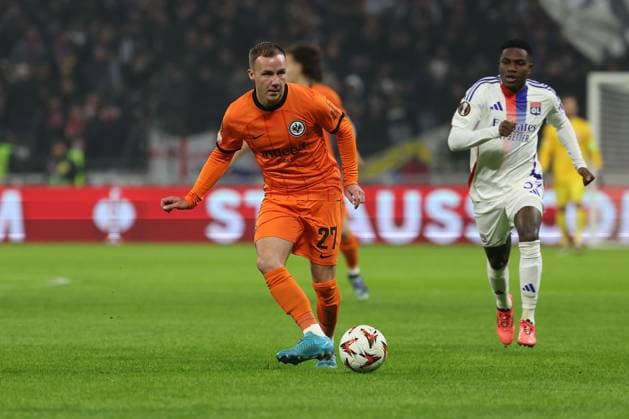2024.12.12 6. Spieltag UEFA Europa League Olympique Lyonnais Eintracht Frankfurt v.l., Mario Götze (Eintracht Frankfurt), Ernest Nuamah (Olympique Lyonnais) (DFL REGULATIONS PROHIBIT ANY USE OF PHOTOGRAPHS AS IMAGE SEQUENCES AND OR QUASI-VIDEO) Copyright: JoaquimxFerreira