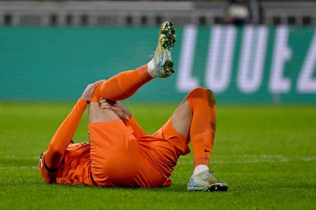 12.12.2024, xjhx, Fussball UEFA Europa League, Olympique Lyon - Eintracht Frankfurt emspor, v.l. Robin Koch (Eintracht Frankfurt) mit Schmerzen (DFL DFB REGULATIONS PROHIBIT ANY USE OF PHOTOGRAPHS as IMAGE SEQUENCES and or QUASI-VIDEO) Lyon