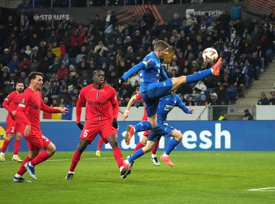 Europa League, TSG 1899 Hoffenheim vs FCSB Bukarest 12.12.2024, PreZero-Arena, Sinsheim, Europa League, TSG 1899 Hoffenheim vs FCSB Bukarest , im Bild Joyskim Dawa (Bukarest), Andrej Kramaric (Hoffenheim)