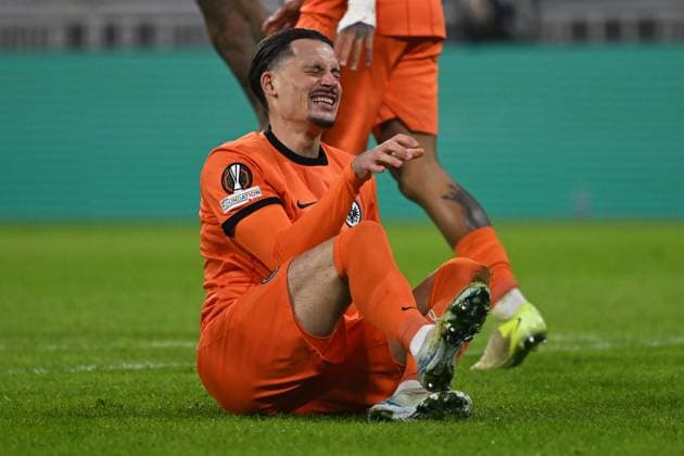 12.12.2024, xjhx, Fussball UEFA Europa League, Olympique Lyon - Eintracht Frankfurt emspor, v.l. Robin Koch (Eintracht Frankfurt) mit Schmerzen (DFL DFB REGULATIONS PROHIBIT ANY USE OF PHOTOGRAPHS as IMAGE SEQUENCES and or QUASI-VIDEO) Lyon