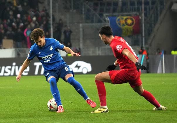Europa League, TSG 1899 Hoffenheim vs FCSB Bukarest 12.12.2024, PreZero-Arena, Sinsheim, Europa League, TSG 1899 Hoffenheim vs FCSB Bukarest , im Bild Dennis Geiger (Hoffenheim), Adrian Sut (Bukarest)