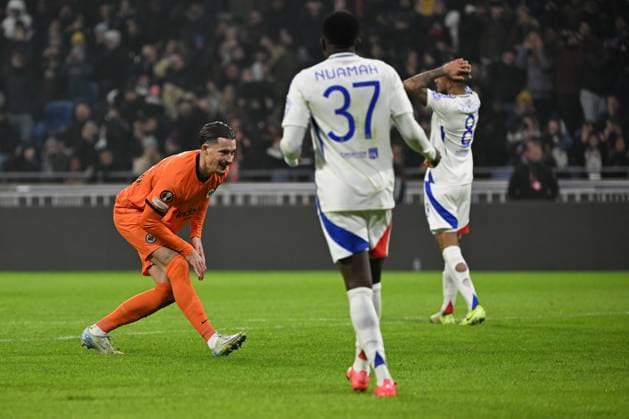 12.12.2024, xjhx, Fussball UEFA Europa League, Olympique Lyon - Eintracht Frankfurt emspor, v.l. Robin Koch (Eintracht Frankfurt) mit Schmerzen (DFL DFB REGULATIONS PROHIBIT ANY USE OF PHOTOGRAPHS as IMAGE SEQUENCES and or QUASI-VIDEO) Lyon