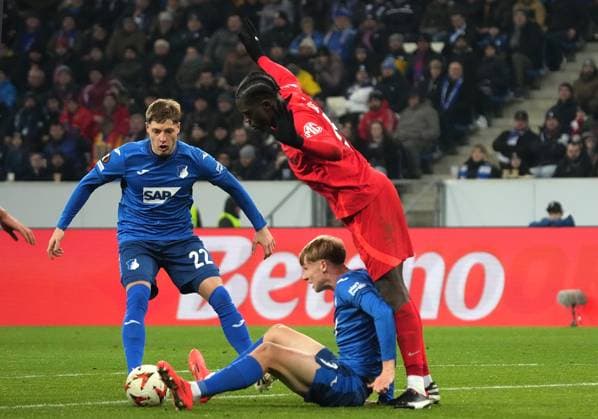 Europa League, TSG 1899 Hoffenheim vs FCSB Bukarest 12.12.2024, PreZero-Arena, Sinsheim, Europa League, TSG 1899 Hoffenheim vs FCSB Bukarest , im Bild Alexander Prass (Hoffenheim), Max Moerstedt (Hoffenheim), Joyskim Dawa (Bukarest)