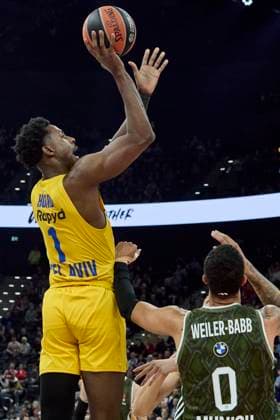 EuroLeague Basketball, FC Bayern München Basketball vs Maccabi Playtika Tel Aviv, München FC Bayern Basketball, Tel Aviv Maccabi Playtika, 2024-12-12 in München (SAP Garden) HOARD JAYLEN (Maccabi Playtika Tel Aviv MTA01F), WEILER-BABB Nick (FC Bayern Basketball FCBB00SG) sportworld München SAP Garden Bayern Deutschland