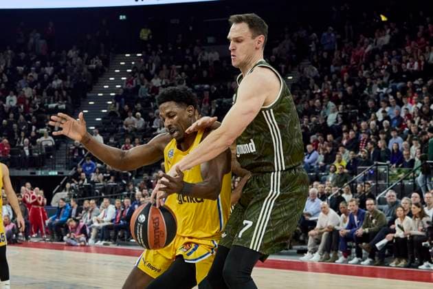 EuroLeague Basketball, FC Bayern München Basketball vs Maccabi Playtika Tel Aviv, München FC Bayern Basketball, Tel Aviv Maccabi Playtika, 2024-12-12 in München (SAP Garden) HOARD JAYLEN (Maccabi Playtika Tel Aviv MTA01F), VOIGTMANN Johannes (FC Bayern Basketball FCBB07C) sportworld München SAP Garden Bayern Deutschland