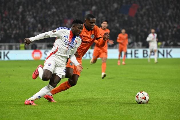 12.12.2024, xjhx, Fussball UEFA Europa League, Olympique Lyon - Eintracht Frankfurt emspor, v.l. Foul von Niels Nkounkou (Eintracht Frankfurt) an Ernest Nuamah (Olympique Lyon) Zweikampf, Aktion, action, battle for the ball Zweikampf, Aktion, action, battle for the ball (DFL DFB REGULATIONS PROHIBIT ANY USE OF PHOTOGRAPHS as IMAGE SEQUENCES and or QUASI-VIDEO) Lyon