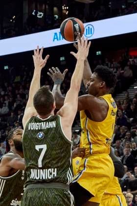 EuroLeague Basketball, FC Bayern München Basketball vs Maccabi Playtika Tel Aviv, München FC Bayern Basketball, Tel Aviv Maccabi Playtika, 2024-12-12 in München (SAP Garden) HOARD JAYLEN (Maccabi Playtika Tel Aviv MTA01F), VOIGTMANN Johannes (FC Bayern Basketball FCBB07C) sportworld München SAP Garden Bayern Deutschland
