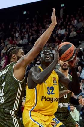 EuroLeague Basketball, FC Bayern München Basketball vs Maccabi Playtika Tel Aviv, München FC Bayern Basketball, Tel Aviv Maccabi Playtika, 2024-12-12 in München (SAP Garden) GABRIEL WENYEN (Maccabi Playtika Tel Aviv MTA32F), BOOKER Devin (FC Bayern Basketball FCBB31C) sportworld München SAP Garden Bayern Deutschland