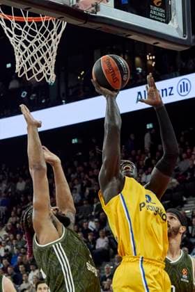 EuroLeague Basketball, FC Bayern München Basketball vs Maccabi Playtika Tel Aviv, München FC Bayern Basketball, Tel Aviv Maccabi Playtika, 2024-12-12 in München (SAP Garden) GABRIEL WENYEN (Maccabi Playtika Tel Aviv MTA32F), BOOKER Devin (FC Bayern Basketball FCBB31C) sportworld München SAP Garden Bayern Deutschland