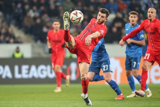Gelungene Abwehr durch Mihai Popescu (FCSB Bukarest, 17), TSG 1899 Hoffenheim vs. FCSB Bukarest, Fussball, UEFA Europa League, 6. Spieltag, 2024 2025, 12.12.2024, TSG 1899 Hoffenheim vs. FCSB Bukarest, Fussball, UEFA Europa League, 6. Spieltag, 2024 2025, 12.12.2024 Sinsheim Copyright: xEibner-Pressefoto JanxPrihodax EP_JPA
