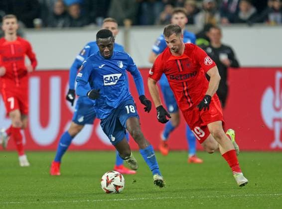 V.li. Diadie Samassekou (Hoffenheim) , Daniel Popa (Bukarest) . Fussball: Europa League: Saison 24 25: TSG 1899 Hoffenheim - FCSB Bukarest , 6. Spieltag, 12.12.2024.