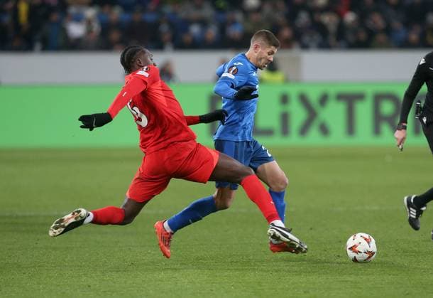 V.li. Joyskim Dawa (Bukarest), Andrej Kramaric (Hoffenheim) . Fussball: Europa League: Saison 24 25: TSG 1899 Hoffenheim - FCSB Bukarest , 6. Spieltag, 12.12.2024.