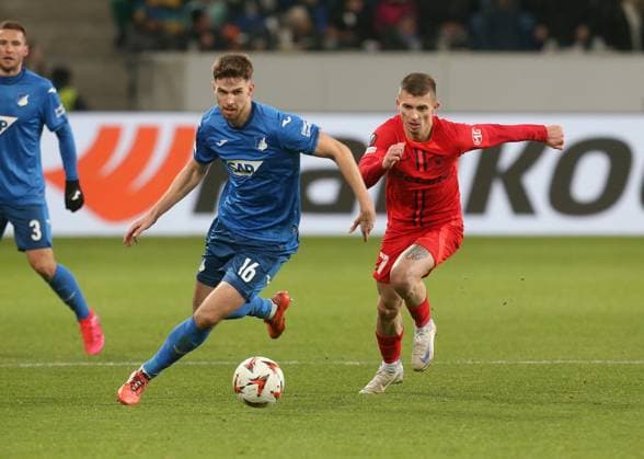 V.li. Anton Stach (Hoffenheim) , Florin Tanase (Bukarest) . Fussball: Europa League: Saison 24 25: TSG 1899 Hoffenheim - FCSB Bukarest , 6. Spieltag, 12.12.2024.