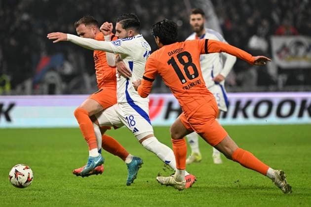 12.12.2024, xjhx, Fussball UEFA Europa League, Olympique Lyon - Eintracht Frankfurt emspor, v.l. Mario Götze Goetze (Eintracht Frankfurt) Rayan Cherki (Olympique Lyon) Mahmoud Dahoud (Eintracht Frankfurt) Zweikampf, Aktion, action, battle for the ball (DFL DFB REGULATIONS PROHIBIT ANY USE OF PHOTOGRAPHS as IMAGE SEQUENCES and or QUASI-VIDEO) Lyon