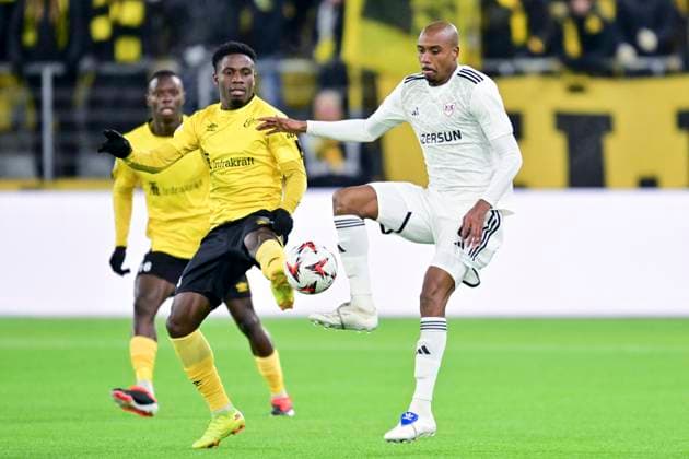 BORAS, SVERIGE 20241212 Elfsbsorgs Michael Baidoo (tv) och Qarabags Julio Romao under torsdagens fotbollsmatch i Europe League mellan IF Elfsborg och Qarabag FK pa Boras arena. BORAS SVERIGE x9200x