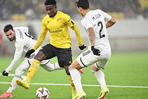 BORAS, SWEDEN 20241212 Elfsborg s Michael Baidoo (center) and Qarabag s Marko Jankovic ( 8, left) and Matheus Silva in action during the UEFA Europa League soccer match between IF Elfsborg and Qarabag FK at Boras Arena, in Boras, Sweden, on Dec. 12, 2024. BORAS SWEDEN x9200x