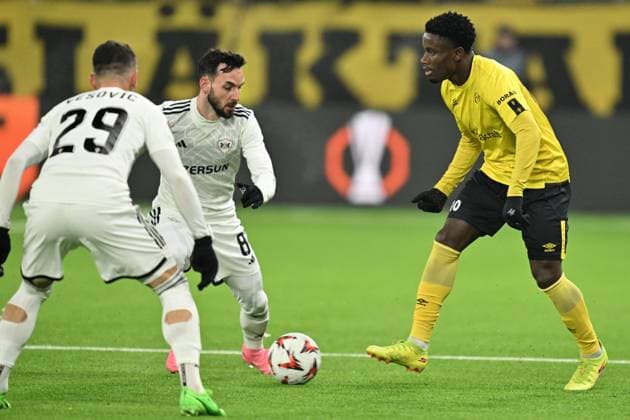 BORAS, SVERIGE 20241212 Elfsborgs Michael Baidoo (th) och Qarabags Marko Jankovic ( 8) under torsdagens fotbollsmatch i Europe League mellan IF Elfsborg och Qarabag FK pa Boras arena. BORAS SVERIGE x9200x
