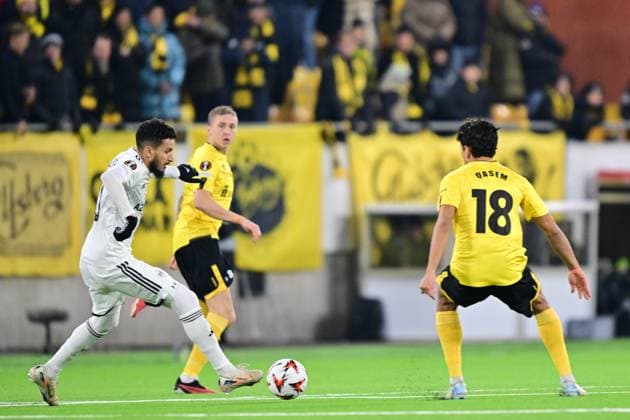 BORAS, SVERIGE 20241212 Qarabags Abdellah Zoubir och Elsborgs Ahmed Qasem ( 18) under torsdagens fotbollsmatch i Europe League mellan IF Elfsborg och Qarabag FK pa Boras arena. BORAS SVERIGE x9200x