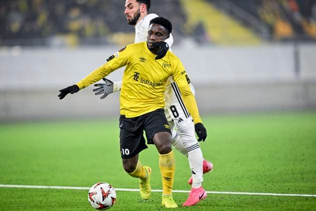 BORAS, SVERIGE 20241212 Elfsborgs Michael Baidoo ( 19) och Qarabags Marko Jankovic ( 8) under torsdagens fotbollsmatch i Europe League mellan IF Elfsborg och Qarabag FK pa Boras arena. BORAS SVERIGE x9200x