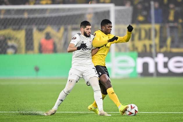 BORAS, SVERIGE 20241212 Qarabags Yassine Benzia (tv) och Elfsborgs Terry Yegbe under torsdagens fotbollsmatch i Europe League mellan IF Elfsborg och Qarabag FK pa Boras arena. BORAS SVERIGE x9200x