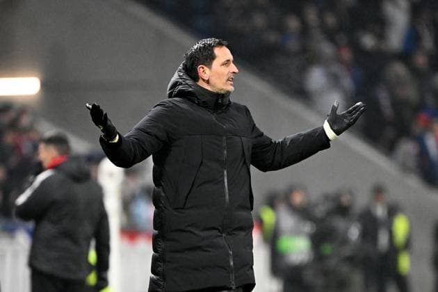 12.12.2024, xjhx, Fussball UEFA Europa League, Olympique Lyon - Eintracht Frankfurt emspor, v.l. Trainer Dino Toppmöller Toppmoeller (Eintracht Frankfurt) gibt Anweisungen, gestikuliert, mit den Armen gestikulieren gives instructions, gesticulate (DFL DFB REGULATIONS PROHIBIT ANY USE OF PHOTOGRAPHS as IMAGE SEQUENCES and or QUASI-VIDEO) Lyon