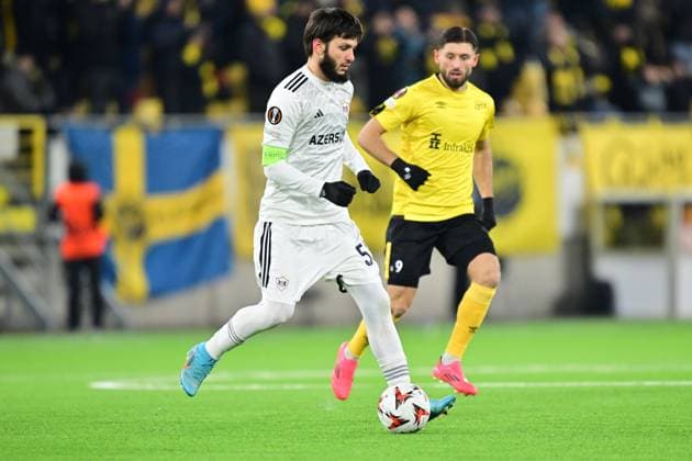 BORAS, SVERIGE 20241212 Qarabags Badavi Huseynov (tv) och Elsborgs Arber Zeneli under torsdagens fotbollsmatch i Europe League mellan IF Elfsborg och Qarabag FK pa Boras arena. BORAS SVERIGE x9200x