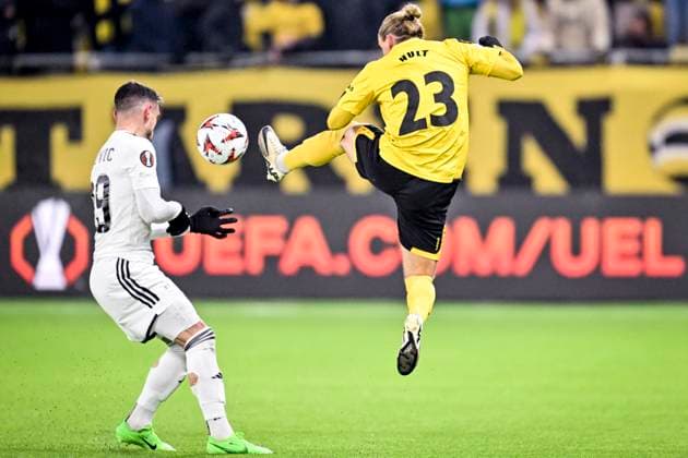 BORAS, SVERIGE 20241212 Qarabags Marko VeÅ¡oviÄ‡ (tv) och Elfsborgs Niklas Hult under torsdagens fotbollsmatch i Europe League mellan IF Elfsborg och Qarabag FK pa Boras arena. BORAS SVERIGE x9200x