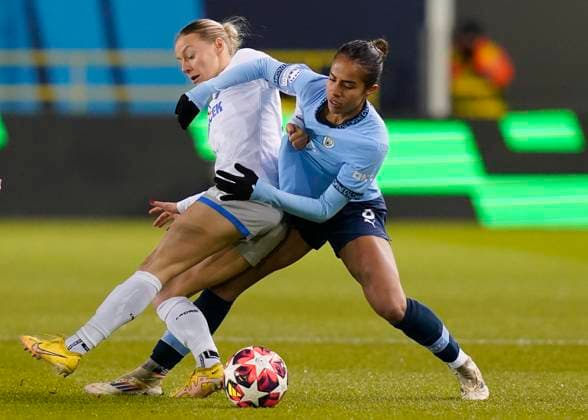 Sport Bilder des Tages Manchester, England, 12th December 2024. Mary Fowler of Manchester City tackles Sophie Hillebrand of St Polten during the UEFA Womens Champions League match at the Academy Stadium, Manchester. Picture credit should read: Andrew Yates Sportimage EDITORIAL USE ONLY. No use with unauthorised audio, video, data, fixture lists, club league logos or live services. Online in-match use limited to 120 images, no video emulation. No use in betting, games or single club league player publications. SPI-3522-0003