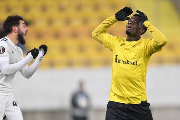 BORAS, SVERIGE 20241212 Elfsborgs Michael Baidoo (th) deppar över en missad malchans, Qarabags Elvin Jafarguliyev jublar över densamma under torsdagens fotbollsmatch i Europe League mellan IF Elfsborg och Qarabag FK pa Boras arena. BORAS SVERIGE x9200x
