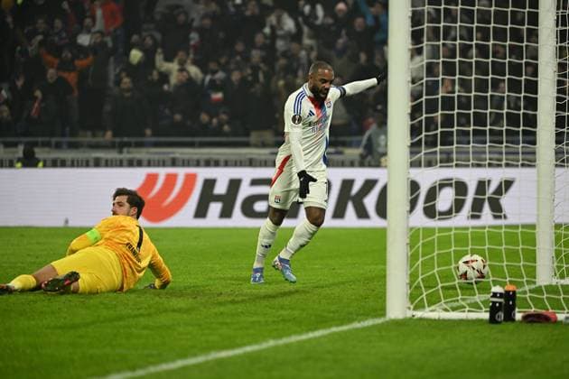 12.12.2024, xjhx, Fussball UEFA Europa League, Olympique Lyon - Eintracht Frankfurt emspor, v.l. Kevin Trapp (Eintracht Frankfurt) Enttäuscht, traurig, frustiriert. nach dem Tor zum 1:1 durch Rayan Cherki (Olympique Lyon) Alexandre Lacazette (Olympique Lyon) (DFL DFB REGULATIONS PROHIBIT ANY USE OF PHOTOGRAPHS as IMAGE SEQUENCES and or QUASI-VIDEO) Lyon