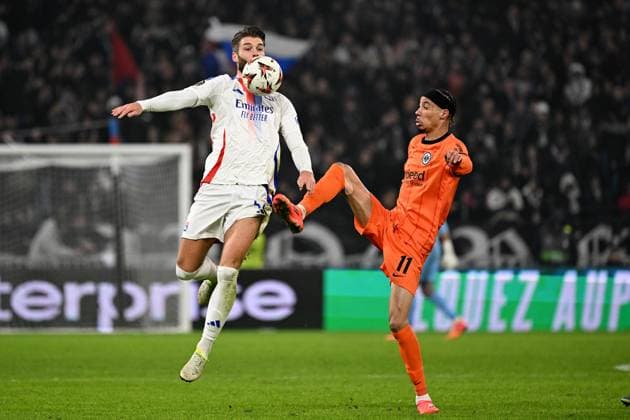 12.12.2024, xjhx, Fussball UEFA Europa League, Olympique Lyon - Eintracht Frankfurt emspor, v.l. Duje Caleta-Car (Olympique Lyon) Hugo Ekitike (Eintracht Frankfurt) Zweikampf, Aktion, action, battle for the ball (DFL DFB REGULATIONS PROHIBIT ANY USE OF PHOTOGRAPHS as IMAGE SEQUENCES and or QUASI-VIDEO) Lyon